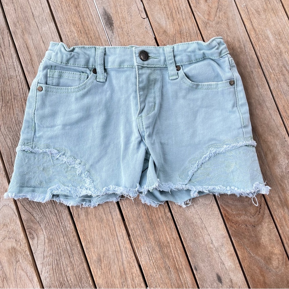 JOE’S BLUE FLORAL EMBROILED JEAN SHORT
SIZE 10
